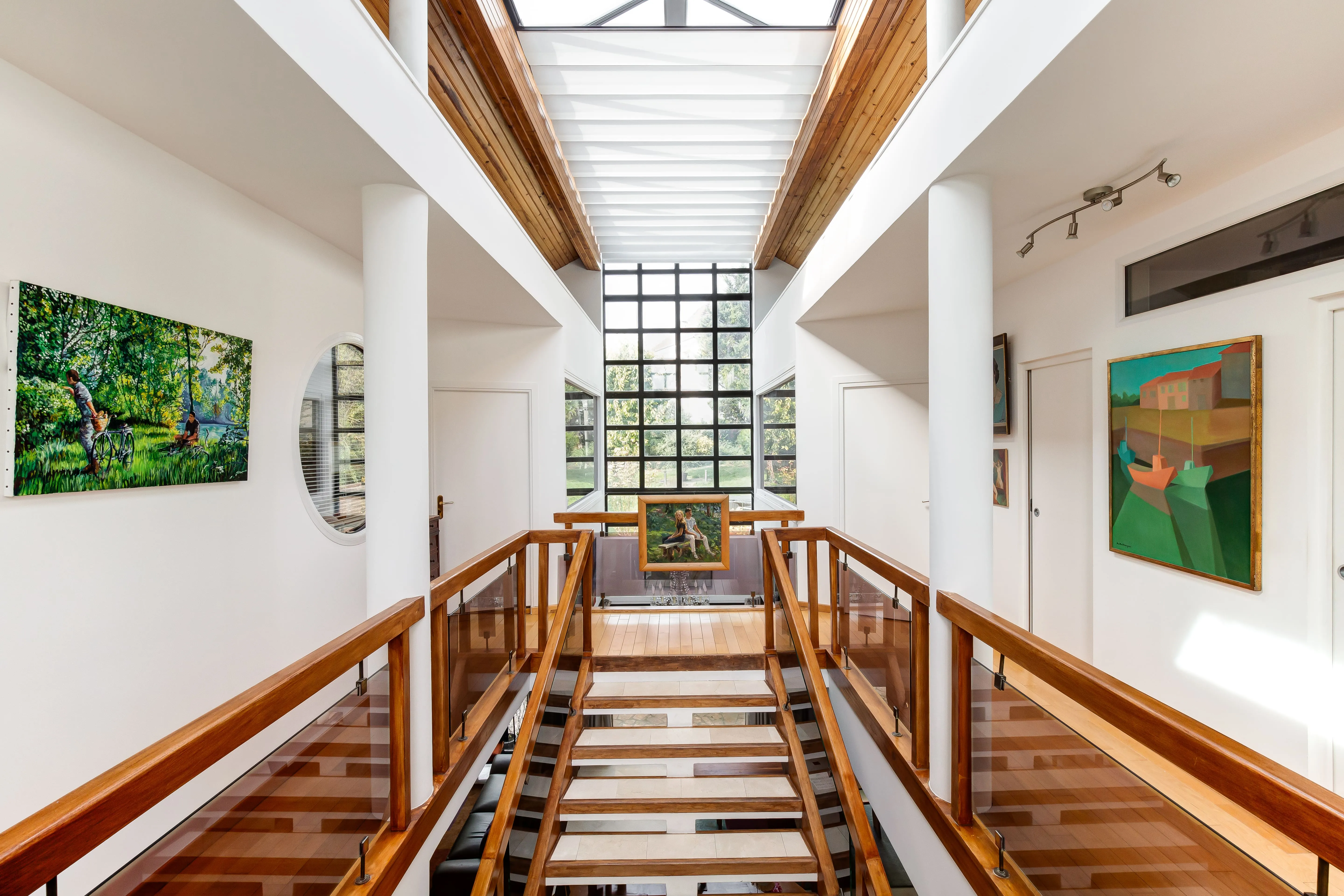 sas d'entrée avec une verrière avec une vue sur le jardin