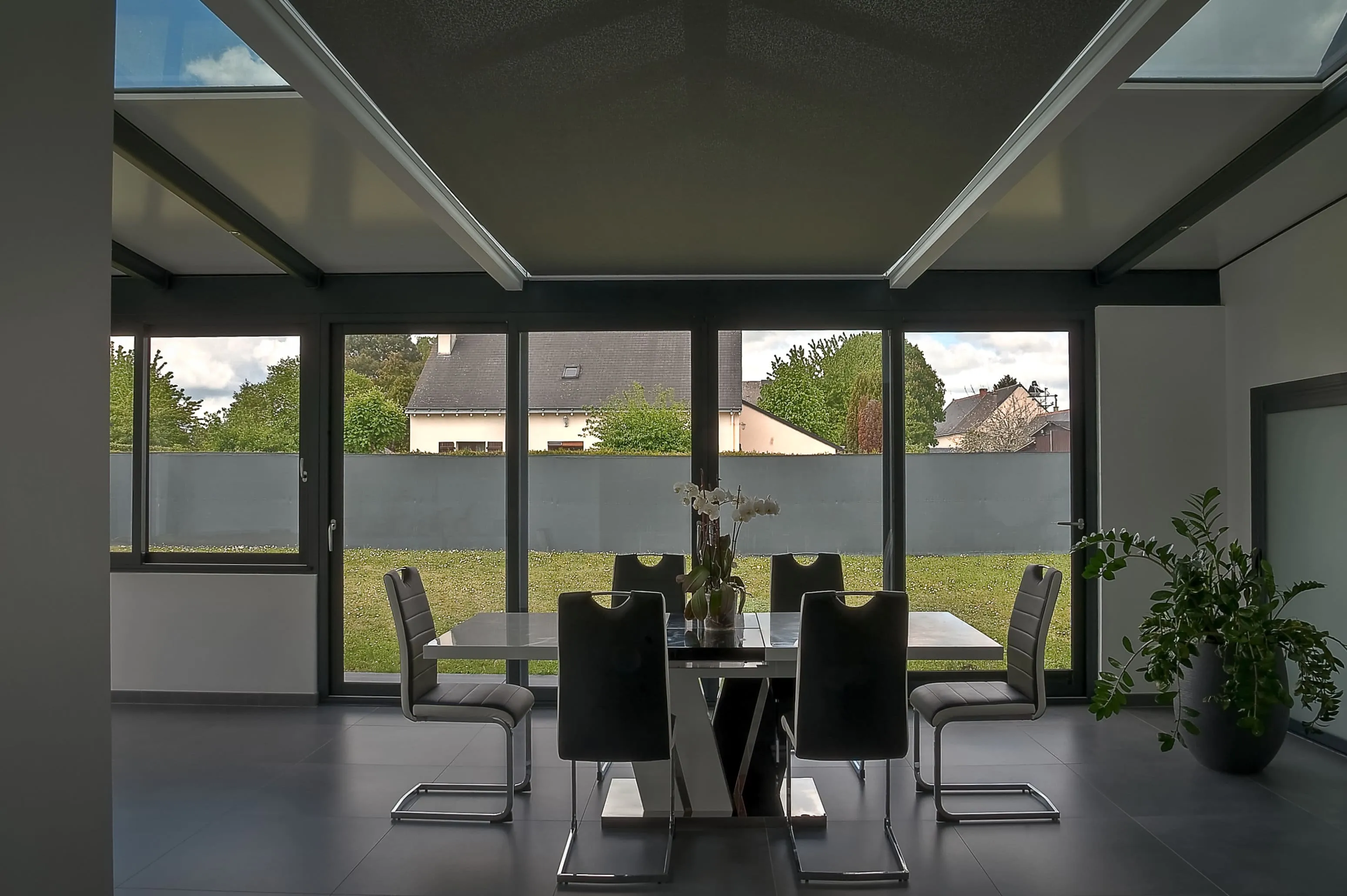 stores pour toiture store anti-chaleur installé dans une véranda en toiture plate