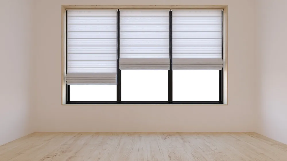 Fenêtres avec stores blancs Fenêtre moderne avec stores plissés blancs dans une pièce vide aux murs clairs et sol en bois clair.