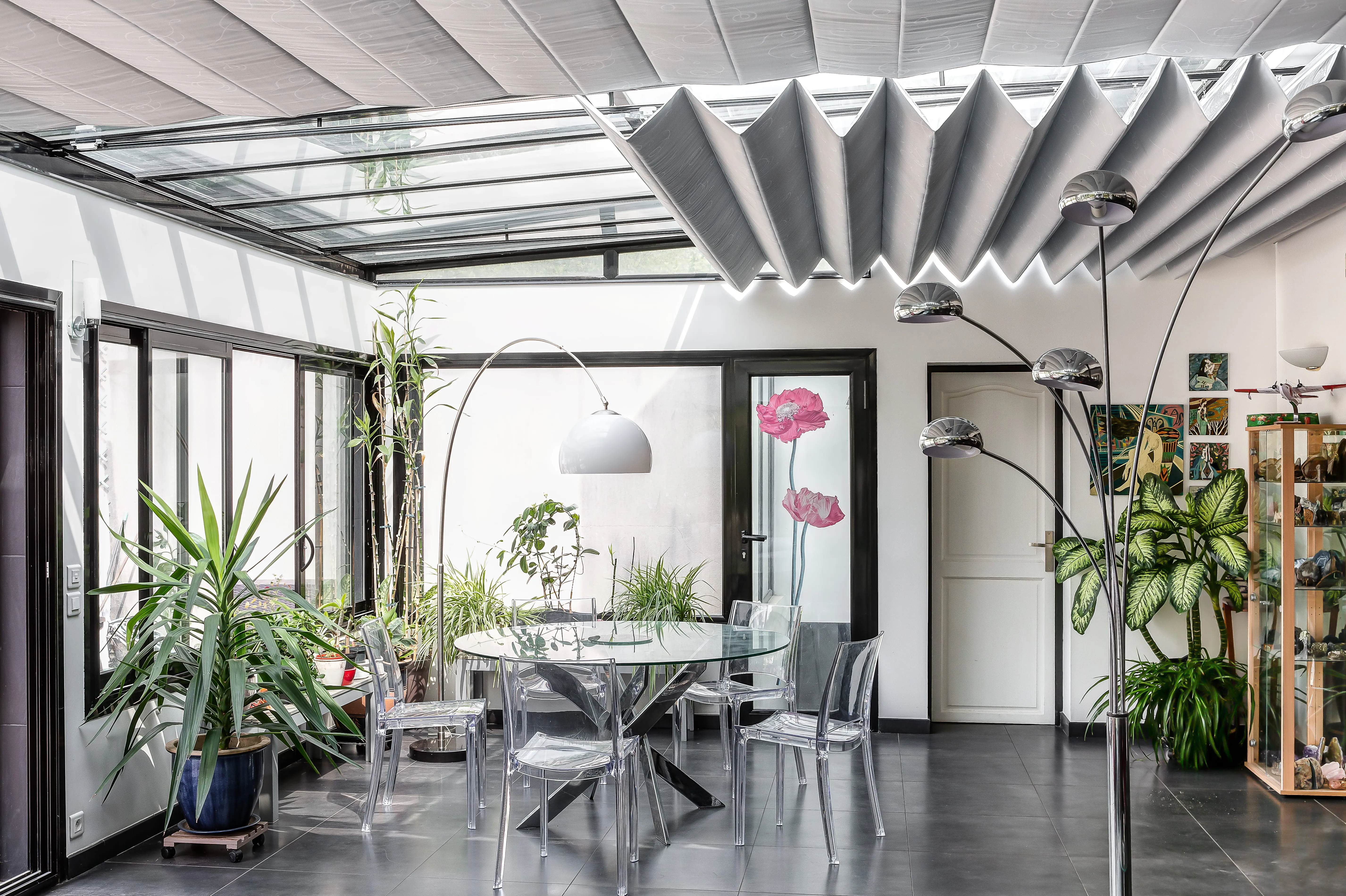 store dans un salon en forme de vague