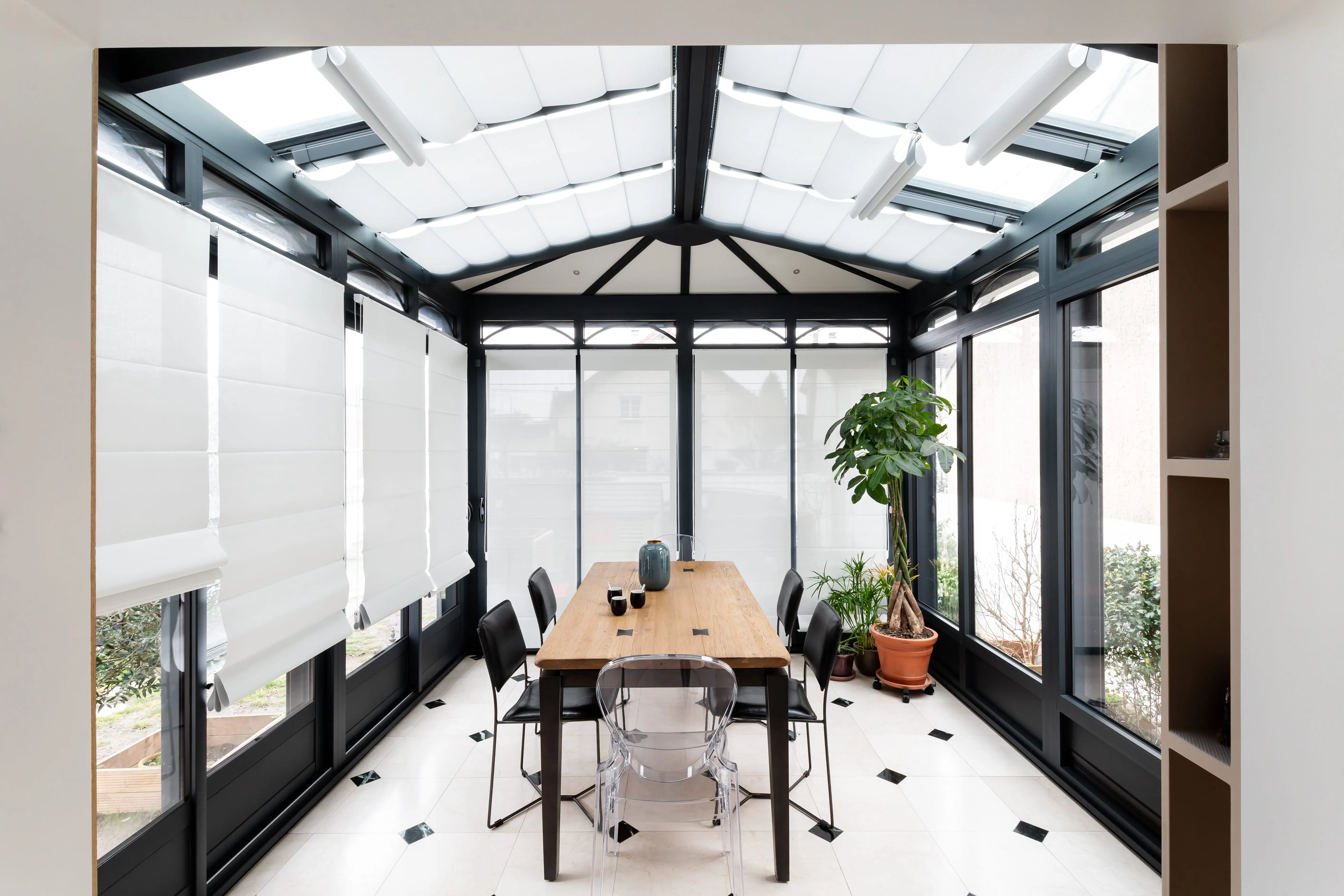 store bateau store style bateau installé dans une véranda moderne