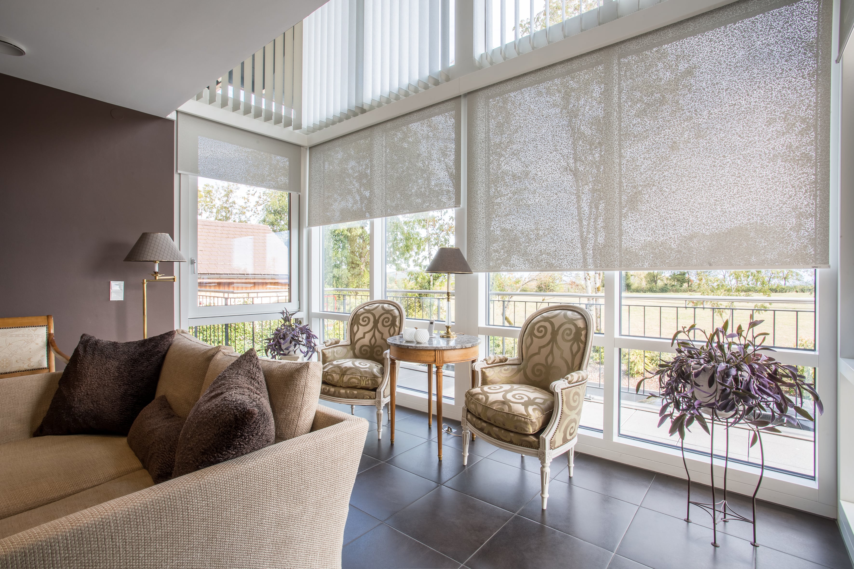 store anti-chaleur équipé dans un salon sur des baies vitrées