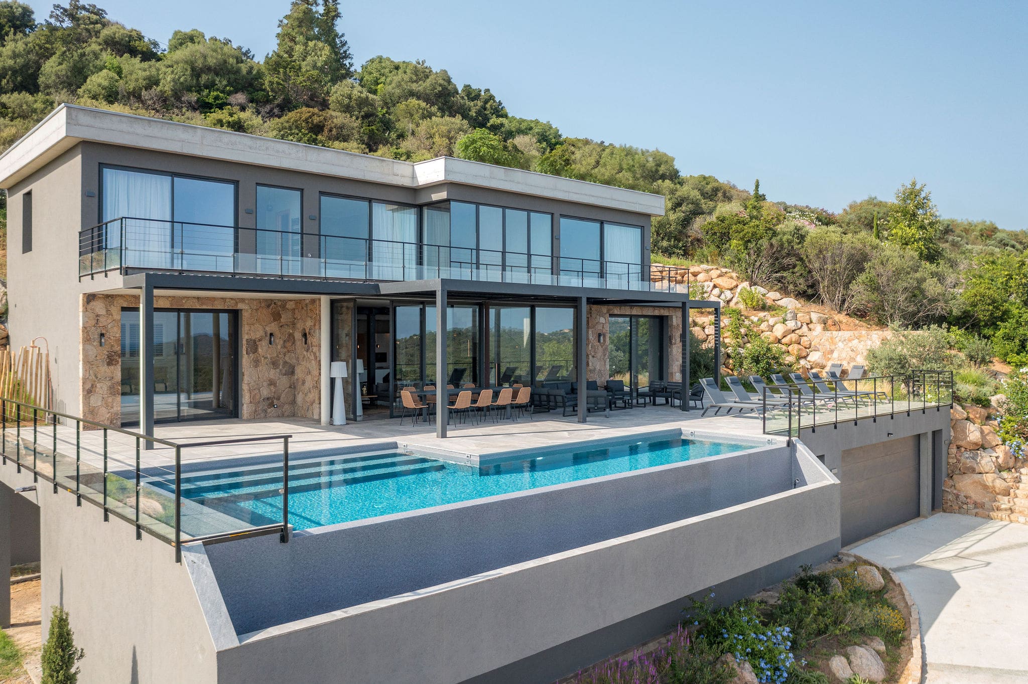 maison en corse avec de belles ouvertures pour des stores anti-chaleur REFLEX'SOL