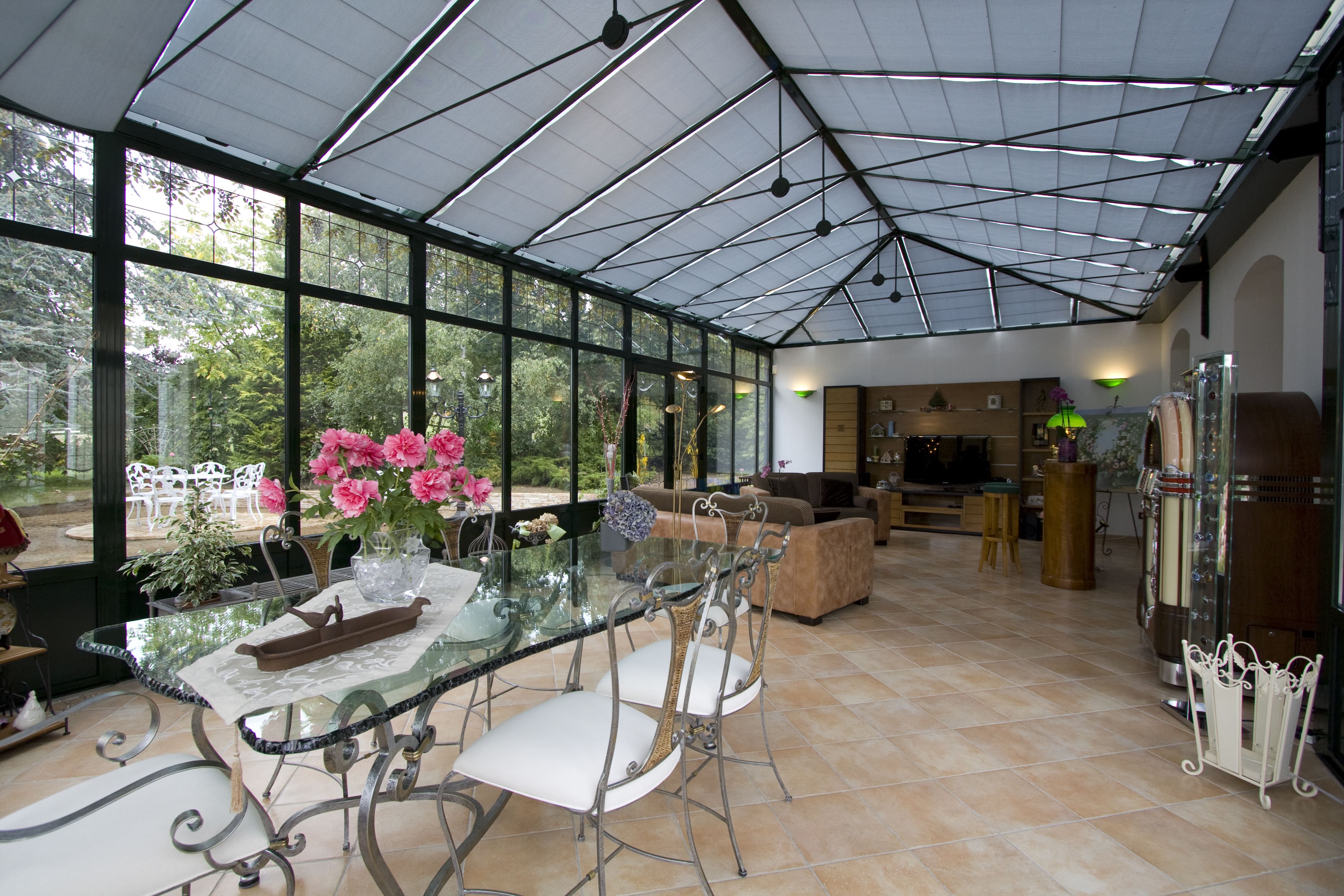 stores intérieurs équipés en partie toiture dans une véranda