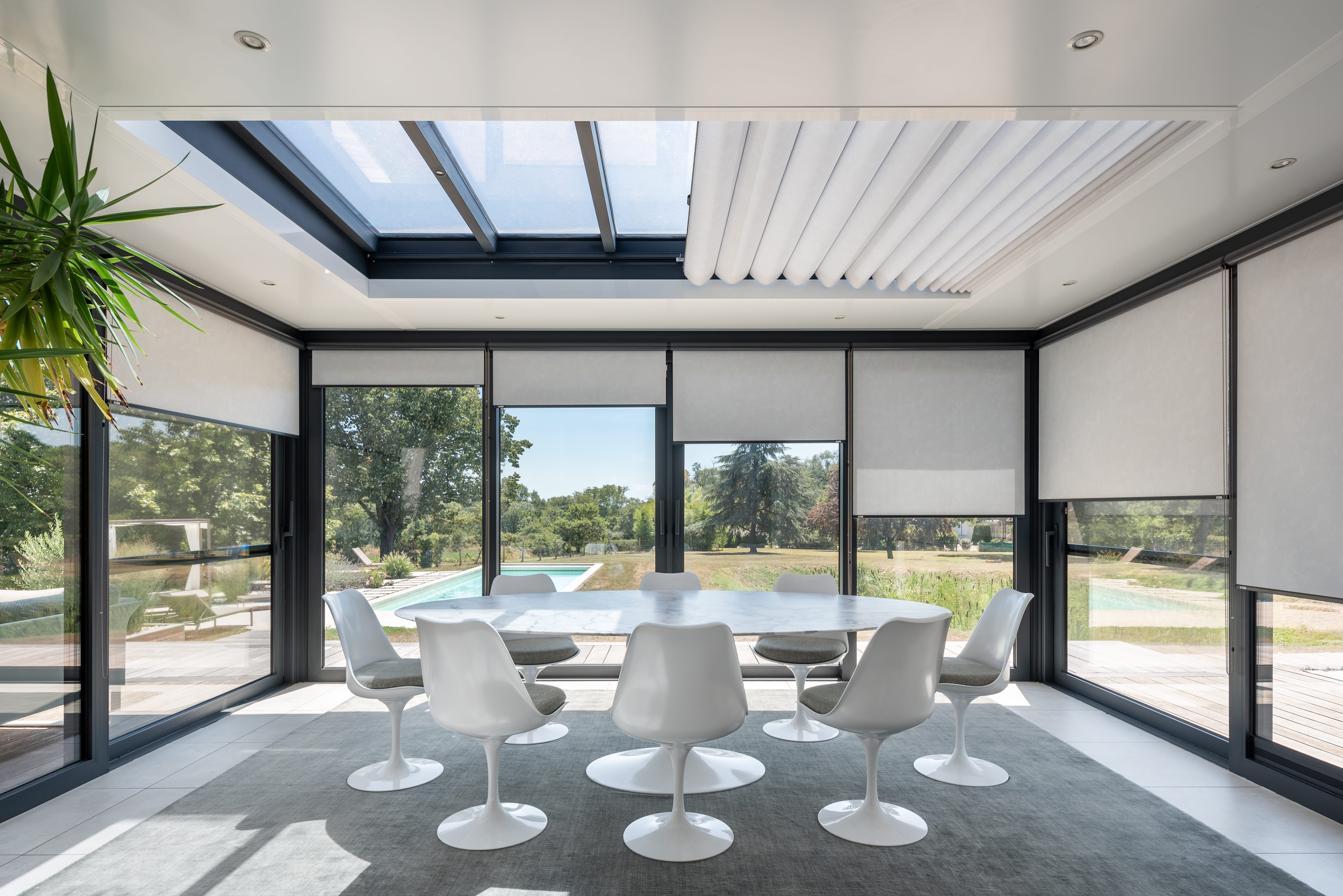 store enrouleur dans une véranda avec vue sur le jardin