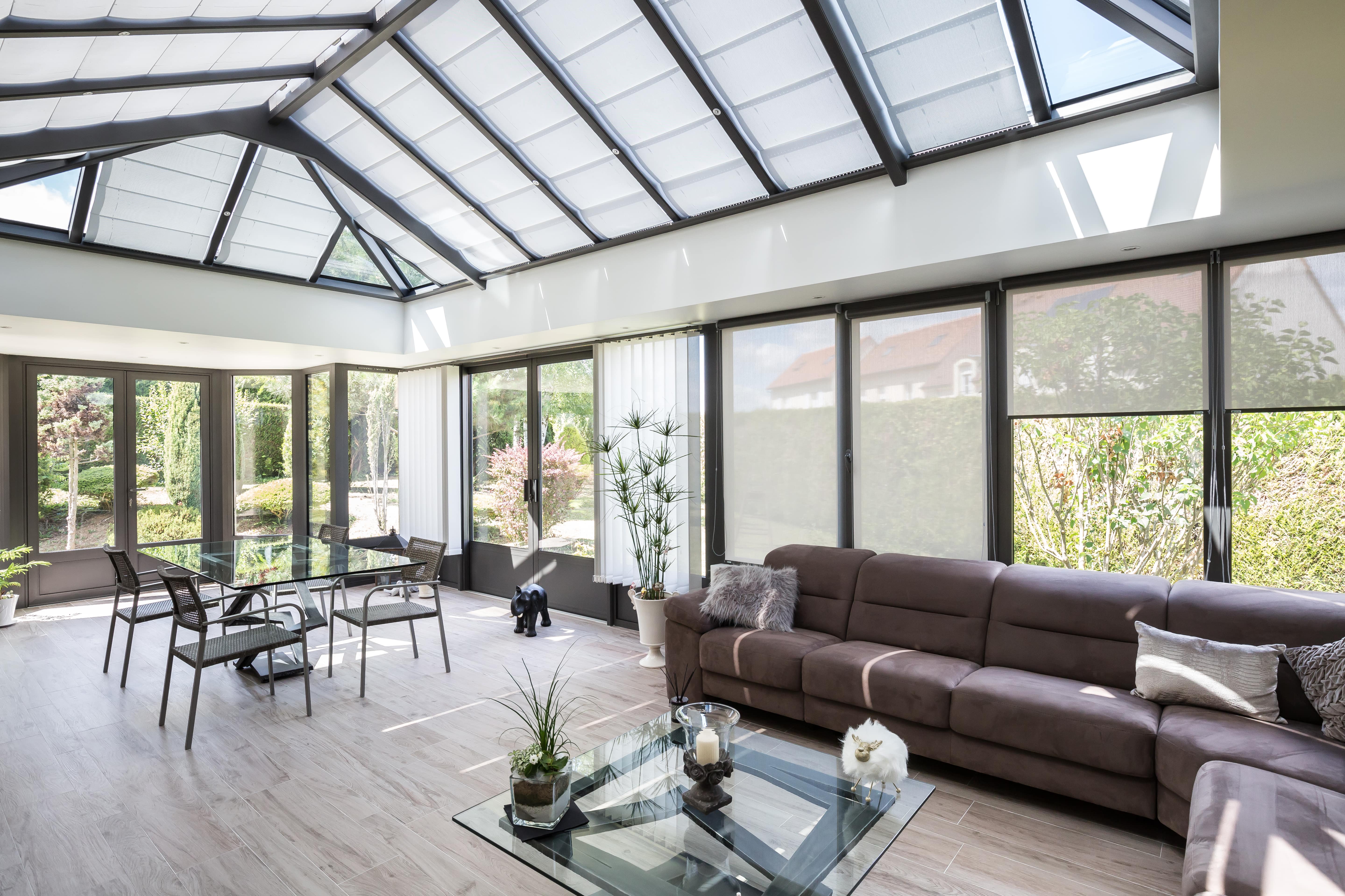 store installés en partie verticale et partie horizontale dans une belle véranda