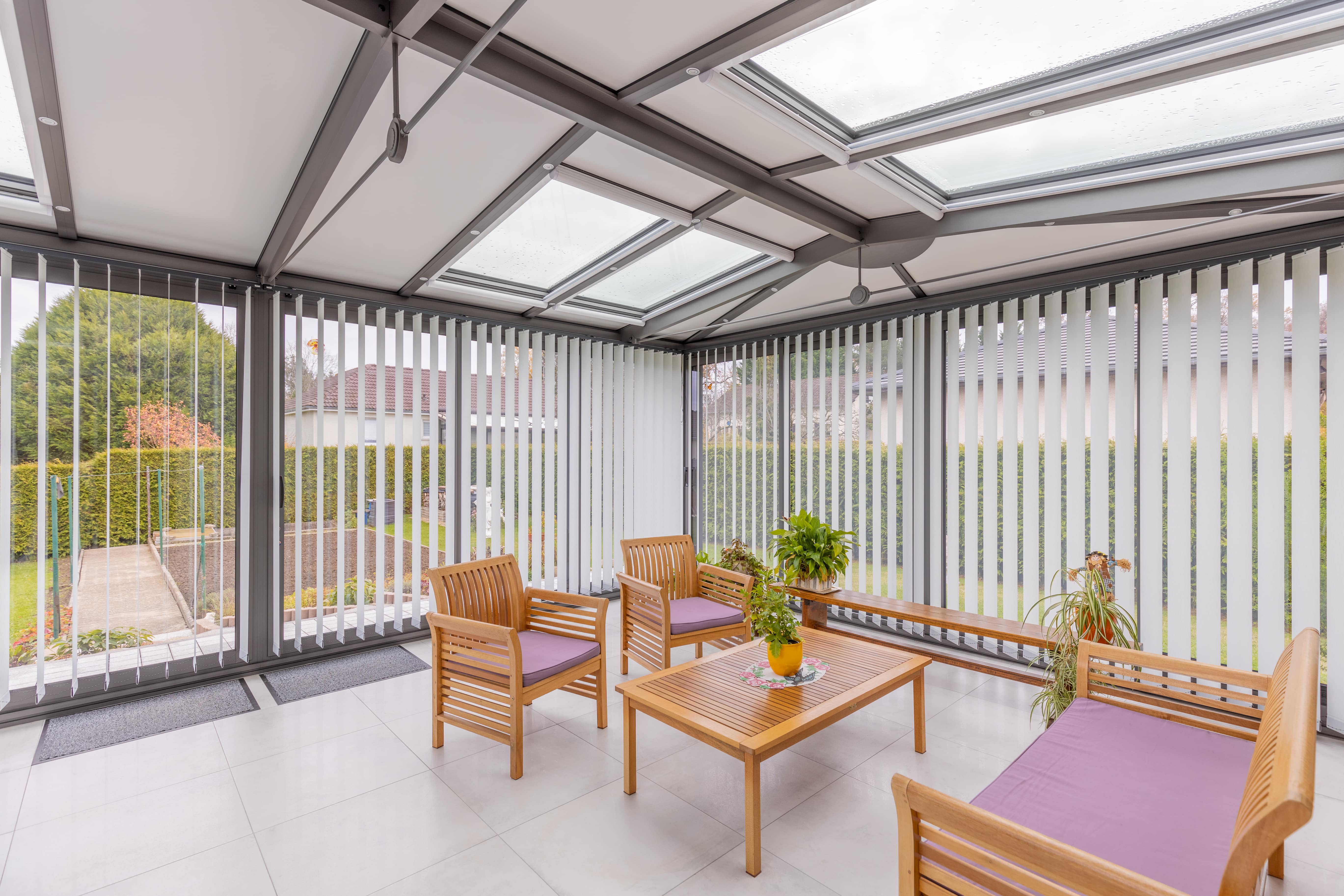 véranda vitrages avec des stores anti-chaleur