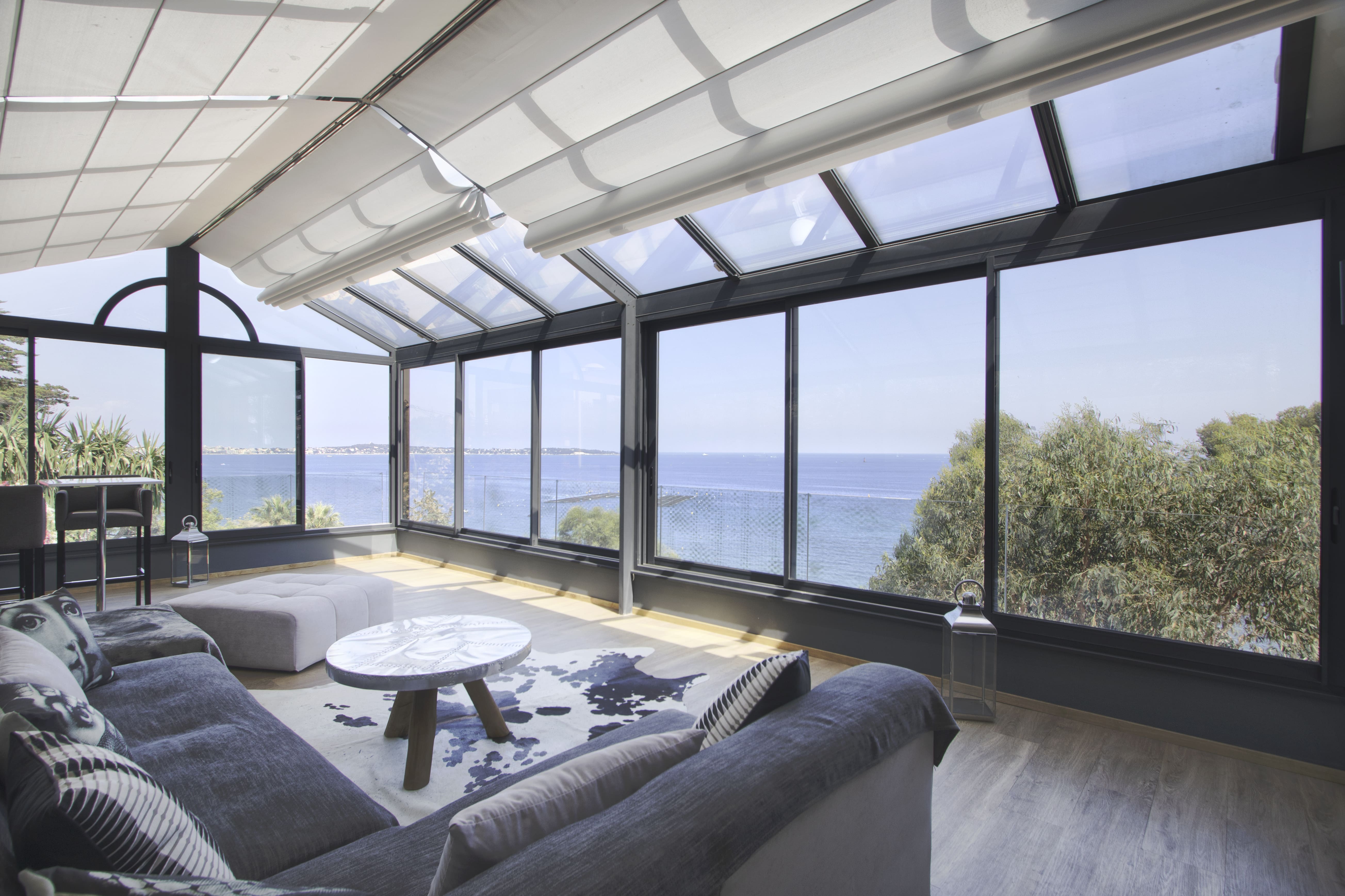 store anti-chaleur installé dans une véranda en corse