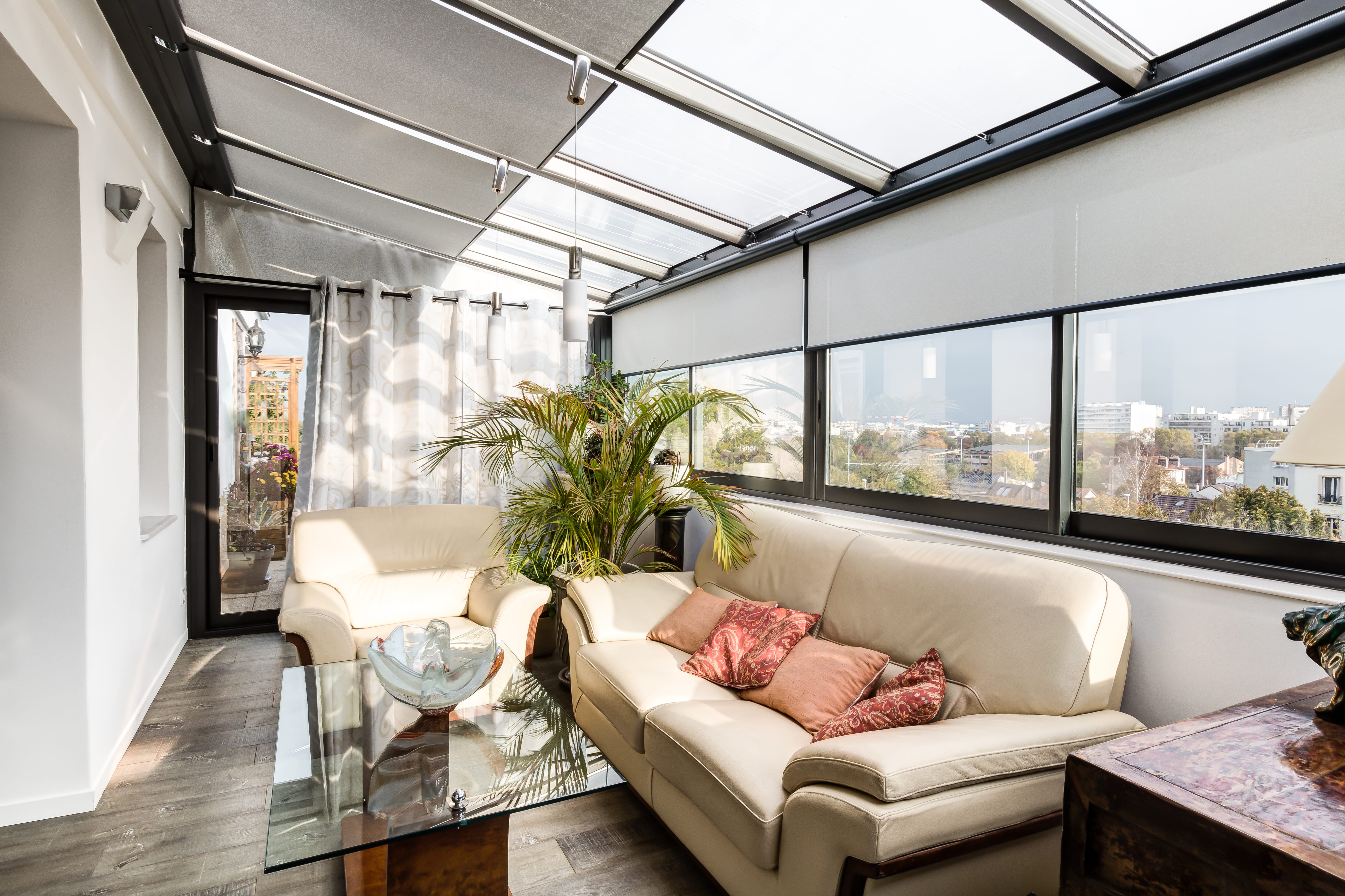 store anti-chaleur dans une extension avec des plantes