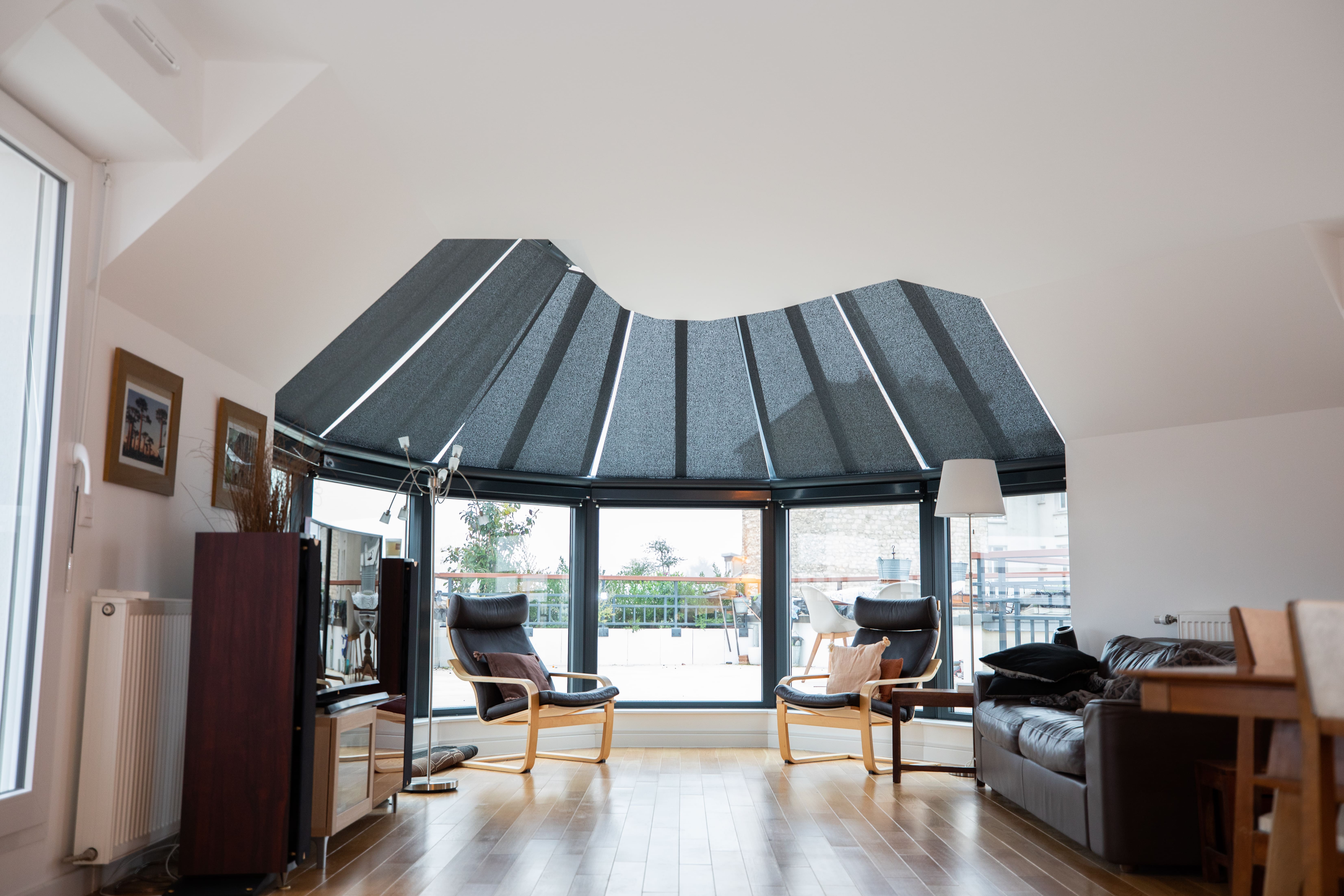 véranda avec des stores intérieurs anti-chaleur