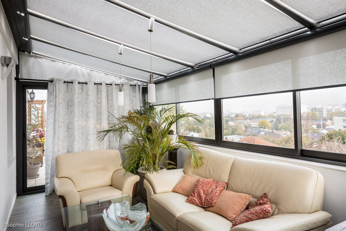 rideau thermique dans une véranda dans un salon avec des plantes