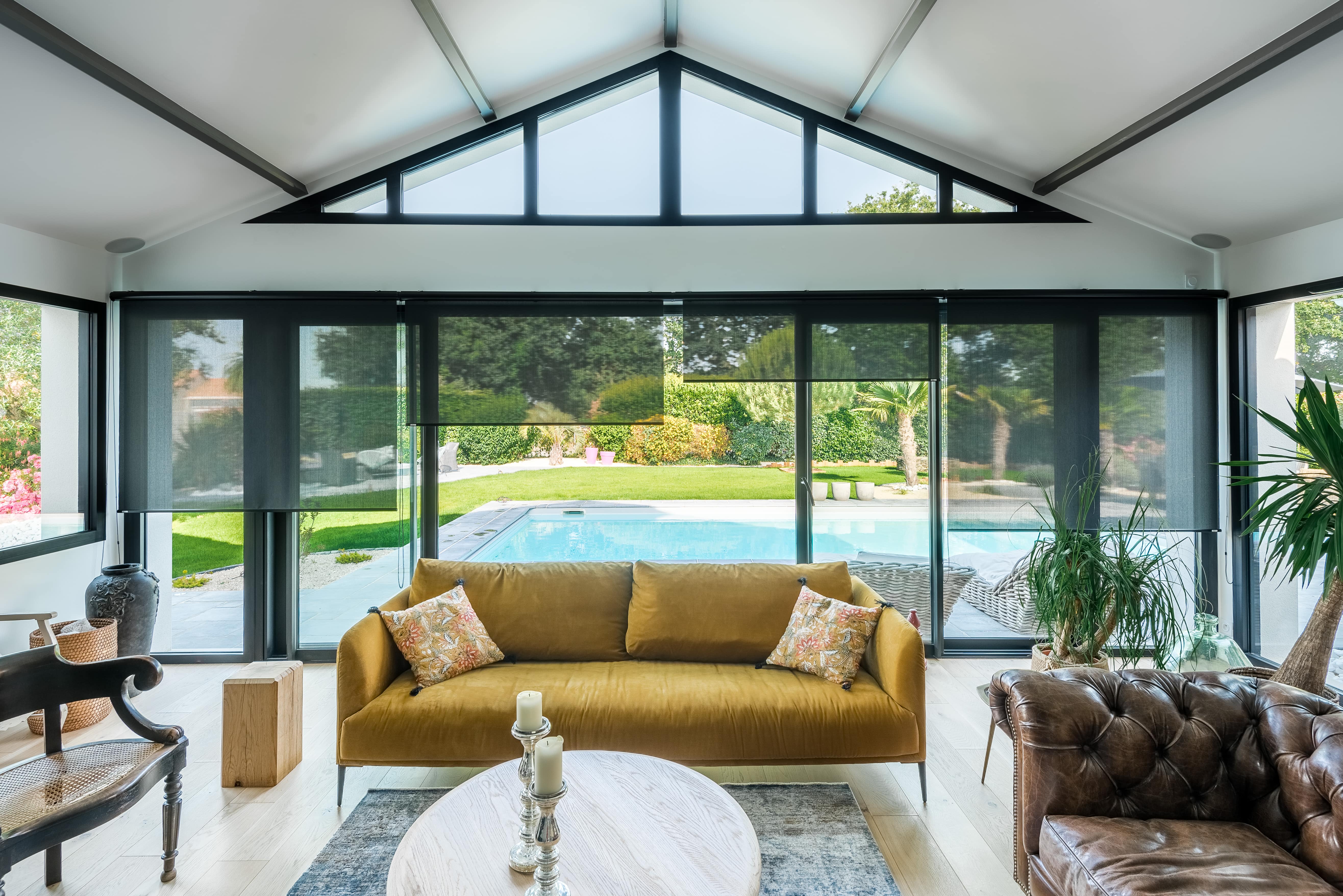 store anti-chaleur motorisé dans un salon d'une extension de maison