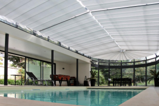 Les stores anti-chaleur adaptés à un abri de piscine
